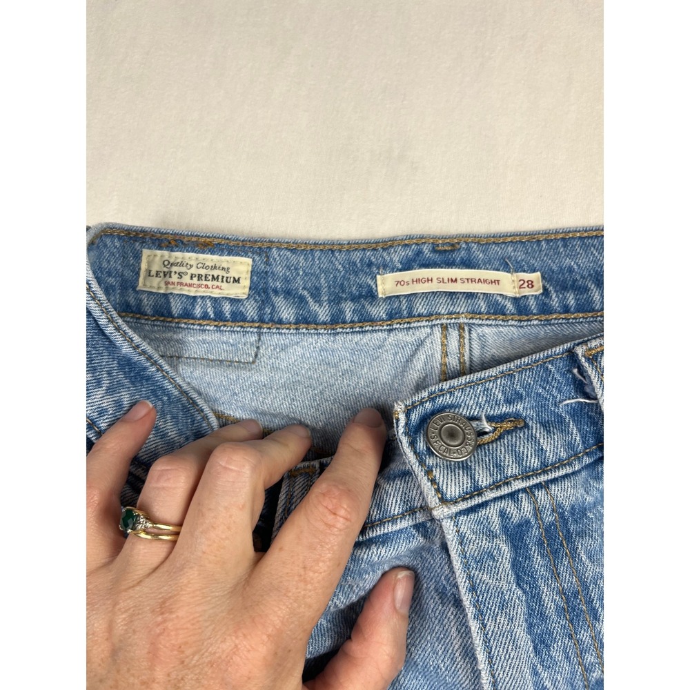 Levi's Premium 70s High Slim Straight Jeans Light Wash Blue Denim Size 28 - Picture 3 of 10
